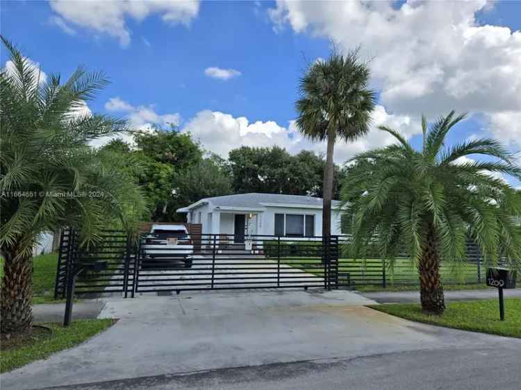 Single-family house For Sale in 1269, Northeast 145th Street, North Miami, Florida