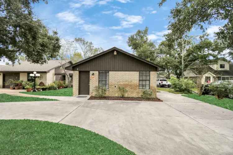 Multi-family house For Sale in 73, Surrey Oak Court, Texas