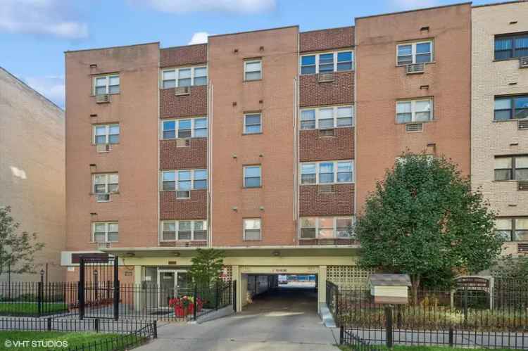 Condo For Sale in 5950, North Kenmore Avenue, Chicago, Illinois