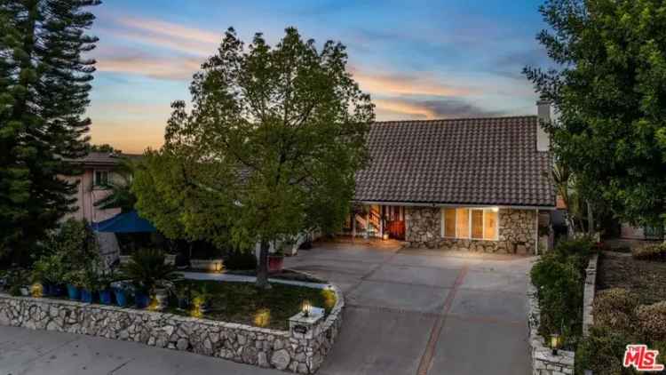 Single-family house For Sale in 22941, De Kalb Drive, Calabasas, California