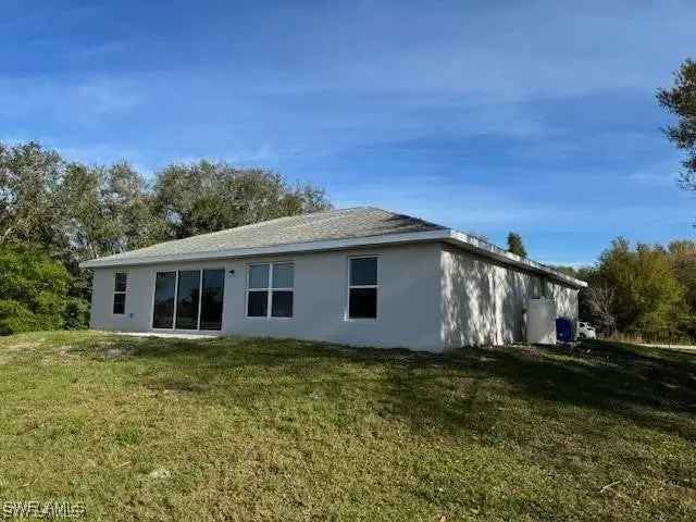 Single-family house For Sale in 3007, 53rd Street West, Florida