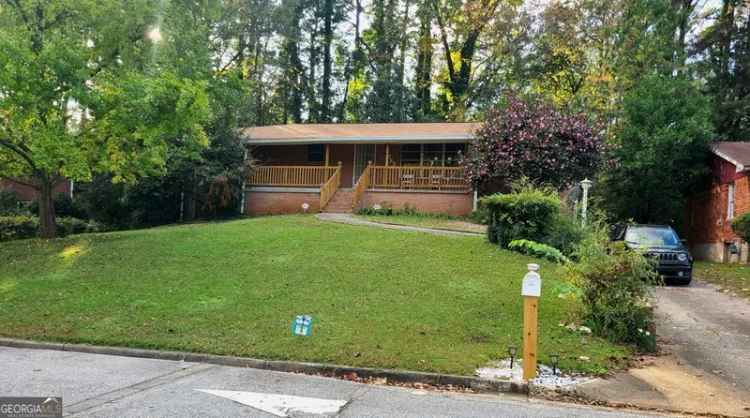 Single-family house For Sale in 1723, Fort Valley Drive Southwest, Atlanta, Georgia