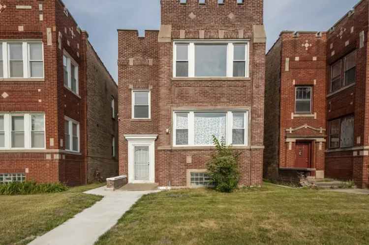 Multi-family house For Sale in 8014, South Jeffery Boulevard, Chicago, Illinois