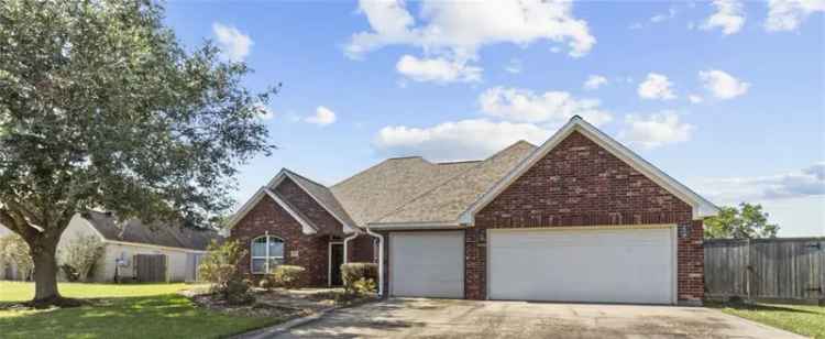 Single-family house For Sale in Angleton, Texas