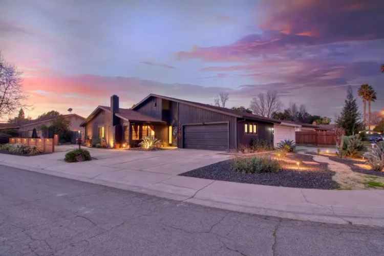 Single-family house For Sale in 6920, Steamboat Way, Sacramento, California