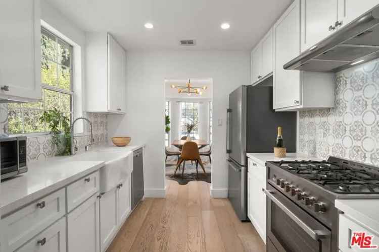 Single-family house For Sale in 5143, Newcastle Avenue, Los Angeles, California