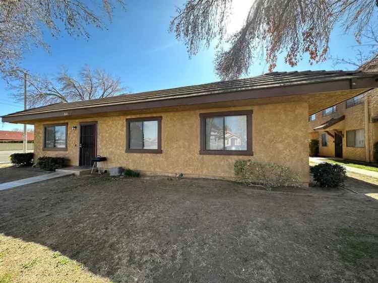 Multi-family house For Sale in 860, East Avenue J12, Lancaster, California