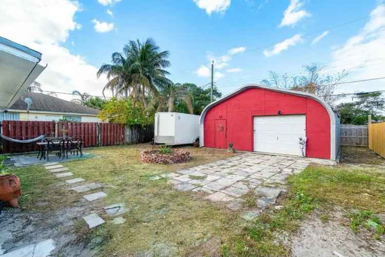 Multi-family house For Sale in 1117, North E Street, Lake Worth Beach, Florida