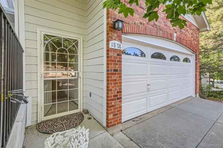 Condo For Sale in Lakewood, Colorado