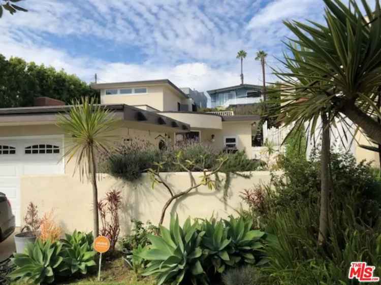 Single-family house For Sale in 7719, West 82nd Street, Los Angeles, California