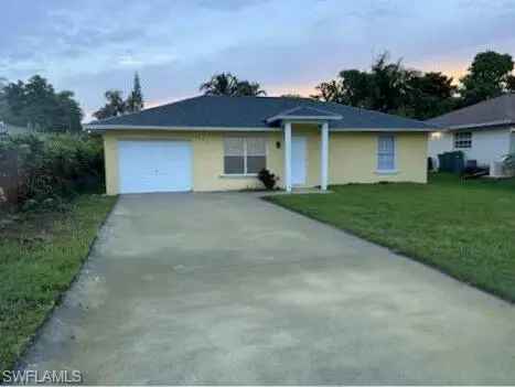 Single-family house For Sale in Naples Manor, Florida