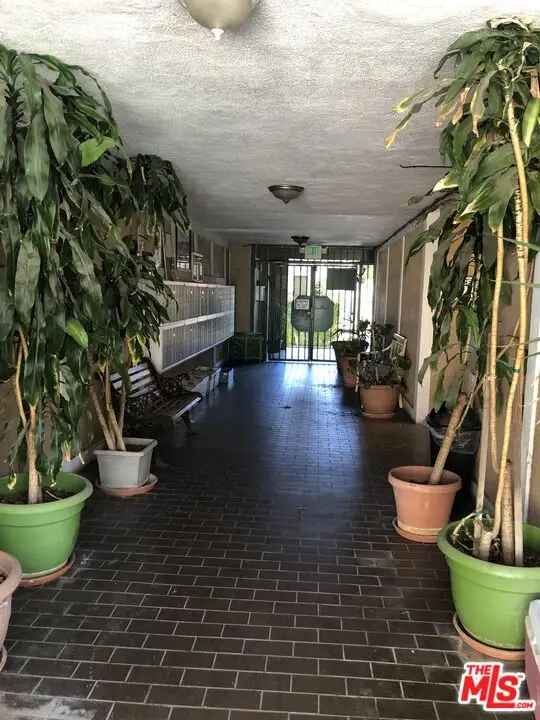 Condo For Sale in 121, Sinclair Avenue, Glendale, California