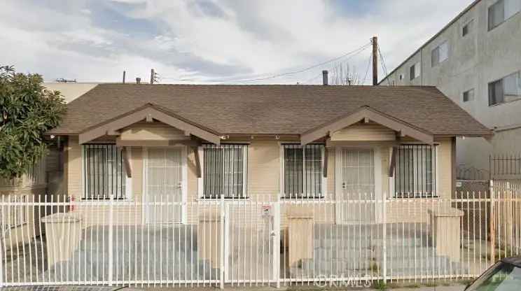 Single-family house For Sale in Long Beach, California