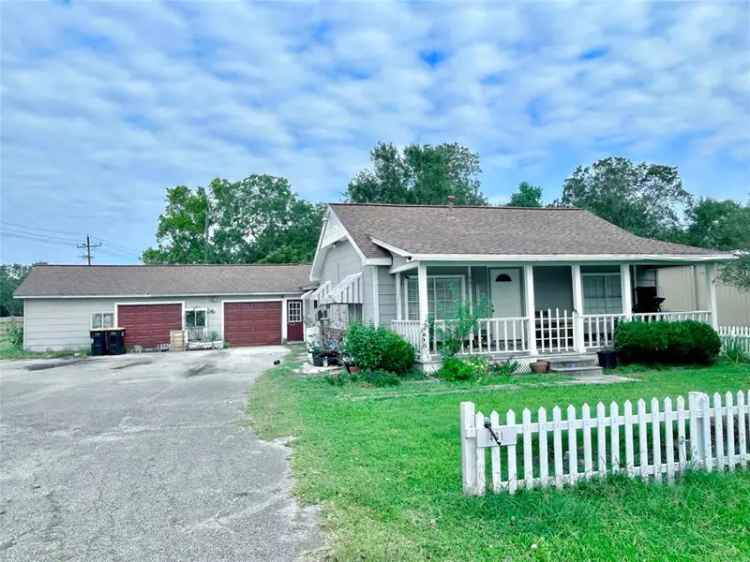 Single-family house For Sale in 401, Lee Avenue, Anahuac, Texas