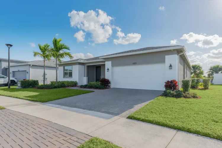 Single-family house For Sale in Port Saint Lucie, Florida