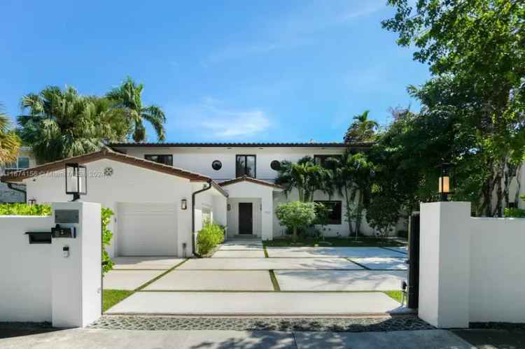 Single-family house For Sale in 5735, North Bay Road, Miami Beach, Florida