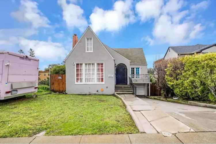 Single-family house For Sale in 8245, Golf Links Road, Oakland, California