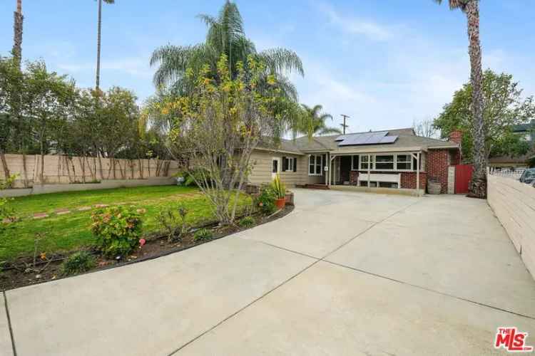 Single-family house For Sale in 4833, Denny Avenue, Los Angeles, California