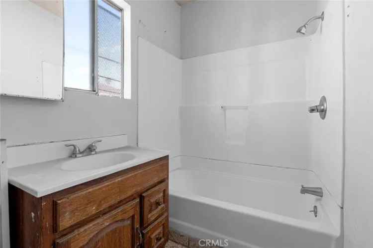 Single-family house For Sale in 947, West 81st Street, Los Angeles, California