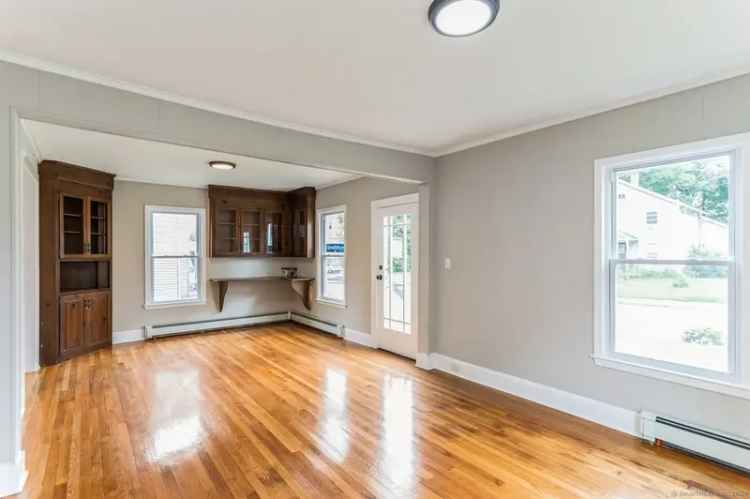 Single-family house For Sale in Torrington, Connecticut