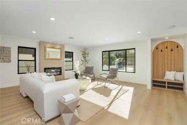 Single-family house For Sale in 22269, Avenue San Luis, Los Angeles, California