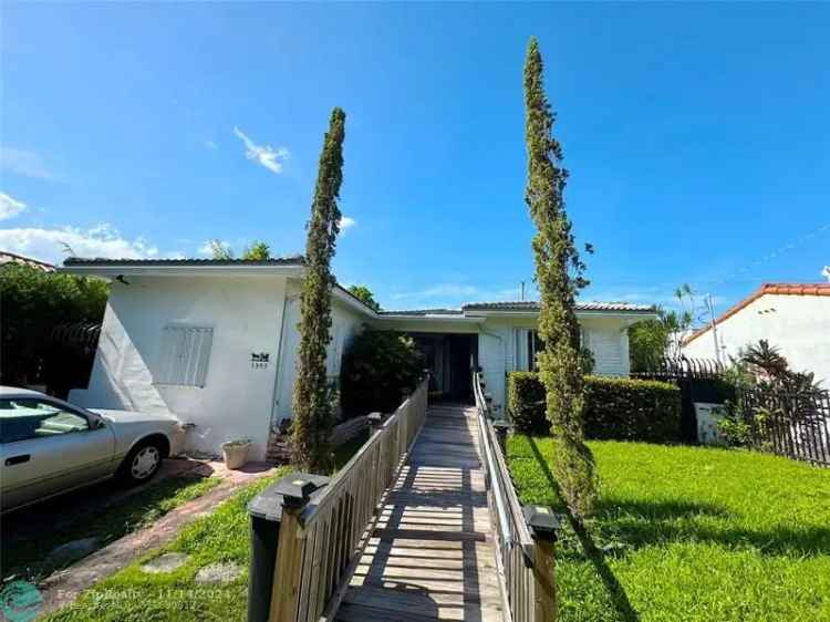 Single-family house For Sale in 1395, Biarritz Drive, Miami Beach, Florida