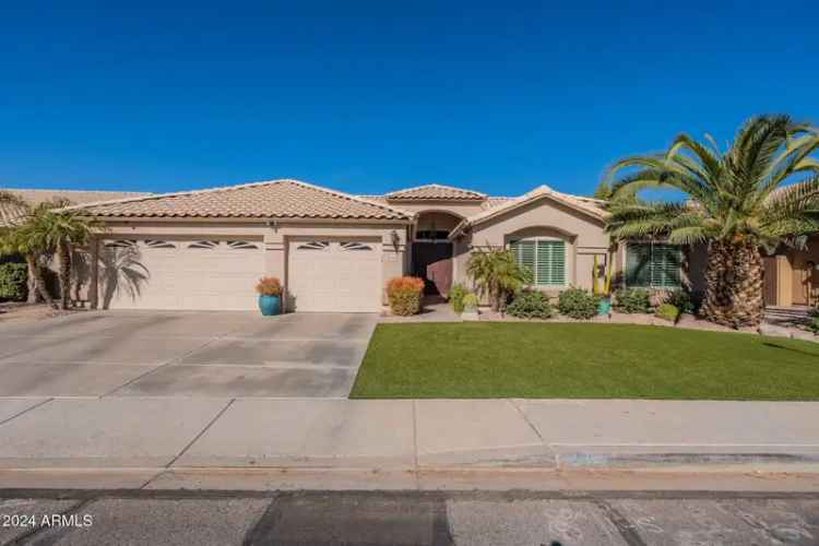 Single-family house For Sale in 1444, West Oriole Way, Chandler, Arizona