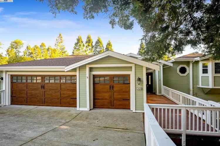 Single-family house For Sale in 2420, Overlook Drive, Walnut Creek, California