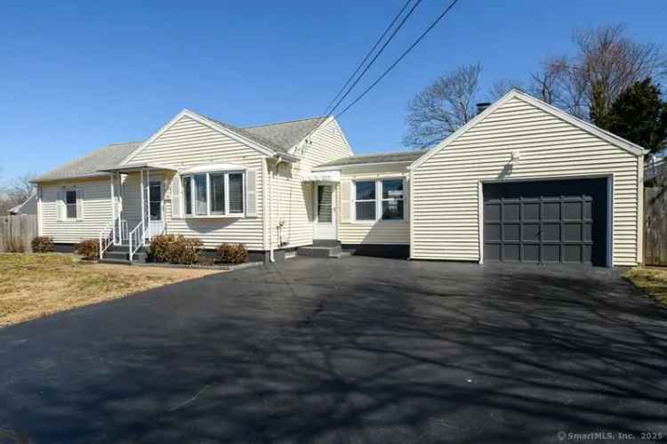 Single-family house For Sale in 25, Canna Drive, East Haven, Connecticut