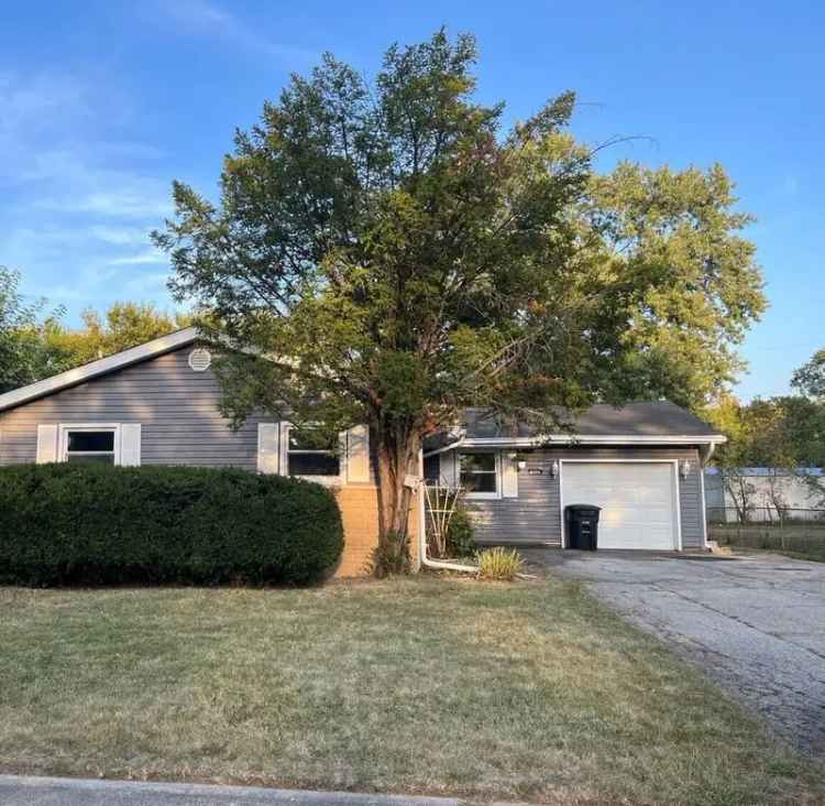 Single-family house For Sale in 6105, Minnesota Street, Hobart, Indiana