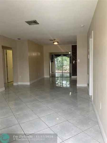 Single-family house For Sale in 8221, Northwest 14th Place, Hialeah, Florida