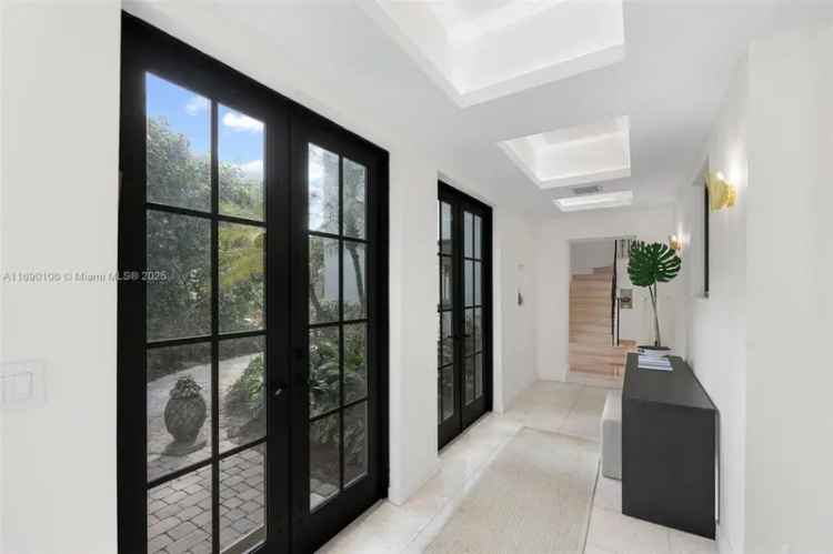 Single-family house For Sale in 330, West 47th Street, Miami Beach, Florida