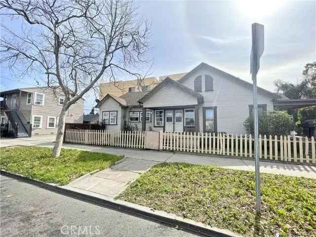 Single-family house For Sale in 201, South Orange Avenue, Santa Ana, California