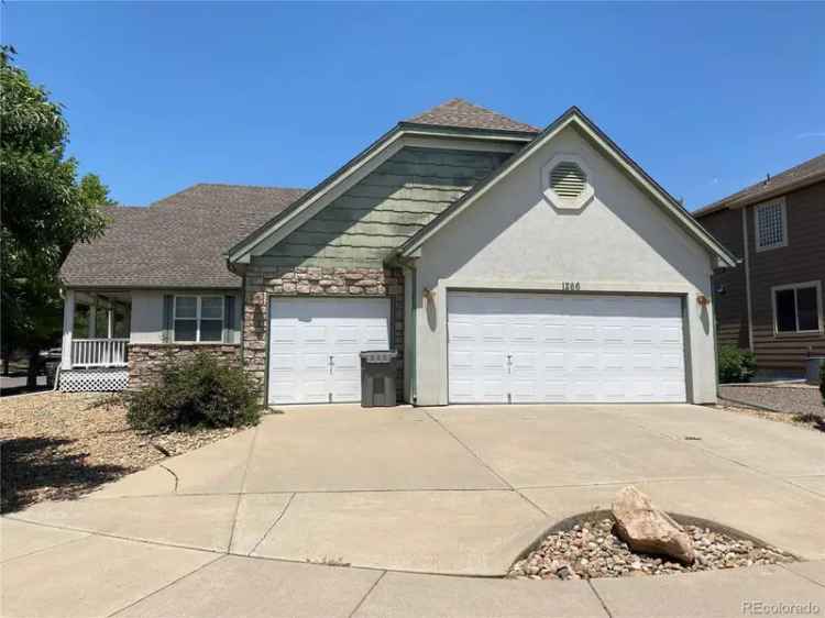 Single-family house For Sale in Lakewood, Colorado