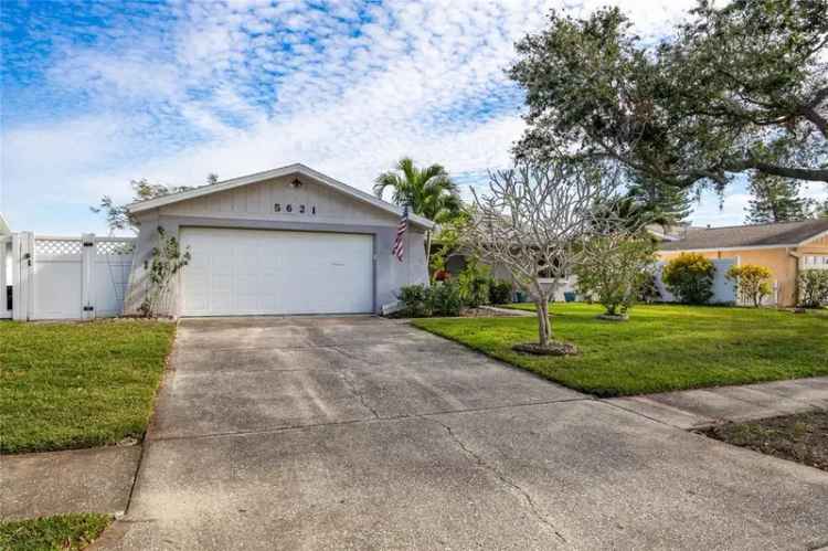 Single-family house For Sale in 5621, 16th Lane Northeast, Saint Petersburg, Florida