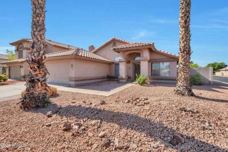 Single-family house For Sale in 1639, East Redfield Road, Gilbert, Arizona