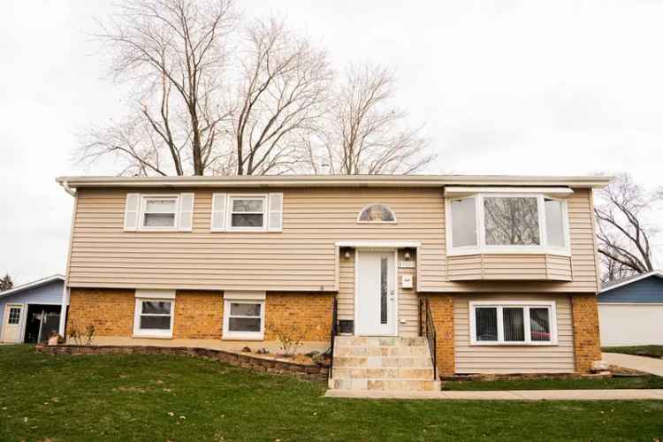 Single-family house For Sale in 19021, Cedar Avenue, Country Club Hills, Illinois