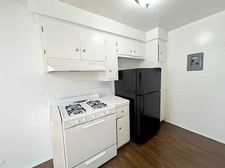 Mid Wilshire 1BR Apartment - Renovated, Private Balcony, Parking