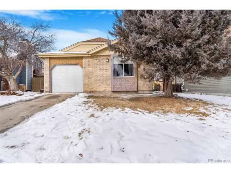 Single-family house For Sale in Arvada, Colorado