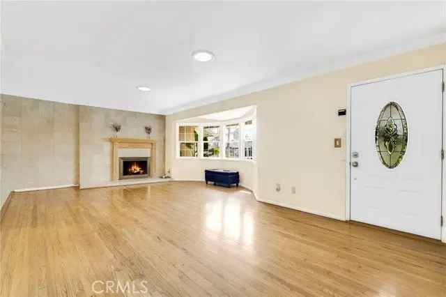 Single-family house For Sale in 22121, Cantara Street, Los Angeles, California