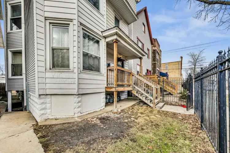 Multi-family house For Sale in 1936, North Saint Louis Avenue, Chicago, Illinois