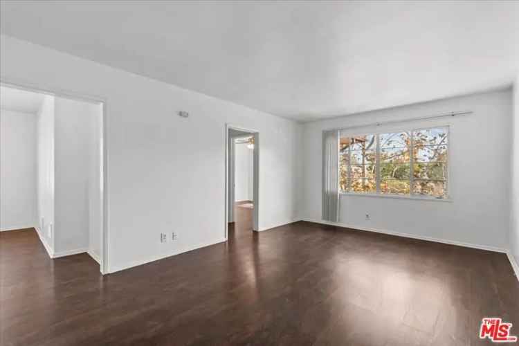 Condo For Sale in Los Angeles, California