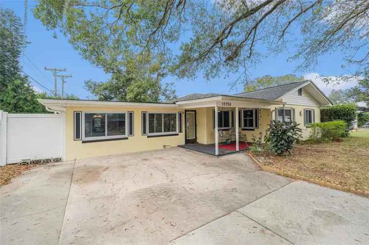 Single-family house For Sale in 10708, North Edgewater Lane, Tampa, Florida