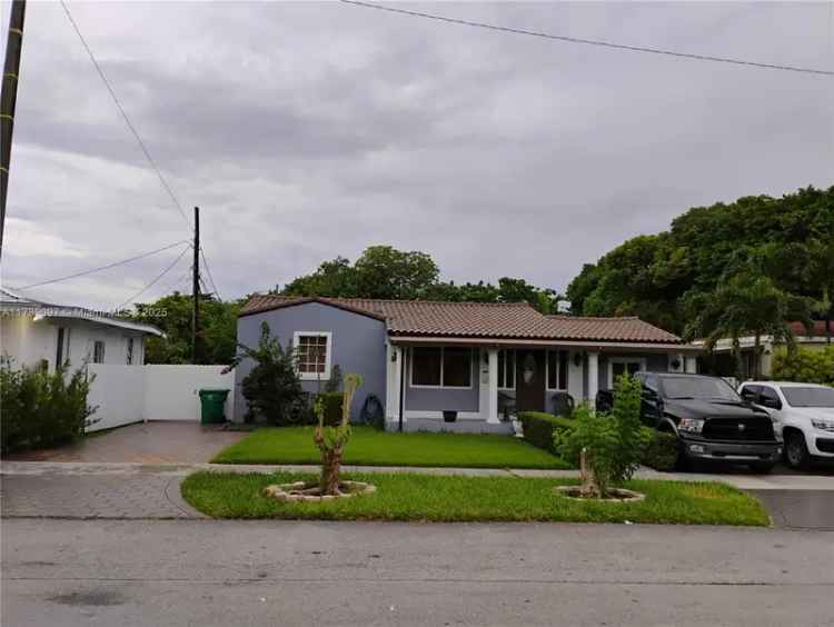 Single-family house For Sale in 640, Southwest 44th Court, Coral Gables, Florida