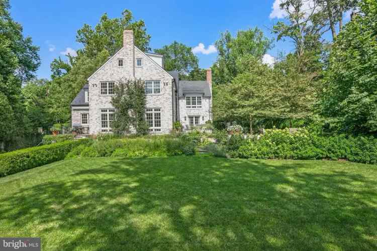 Single-family house For Sale in 2824, Chain Bridge Road Northwest, Washington, District of Columbia