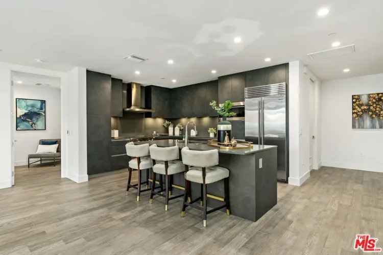 Condo For Sale in 728, North Sweetzer Avenue, Los Angeles, California