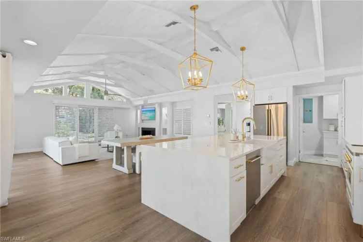 Single-family house For Sale in 645, Park Shore Drive, Naples, Florida