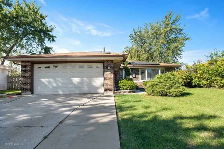 Single-family house For Sale in 19816, Lakewood Avenue, Lynwood, Illinois