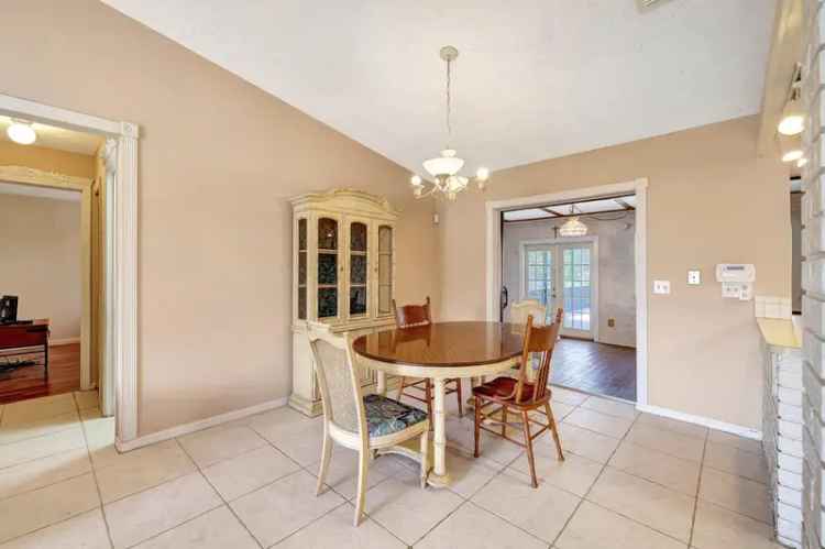 Single-family house For Sale in 201, Southwest Crescent Avenue, Port Saint Lucie, Florida