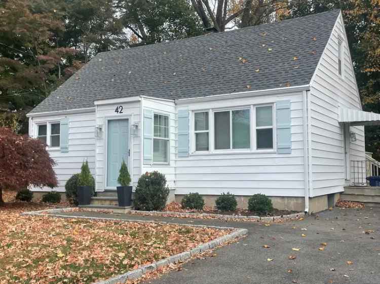 Single-family house For Sale in 42, Loftus Circle, Bridgeport, Connecticut